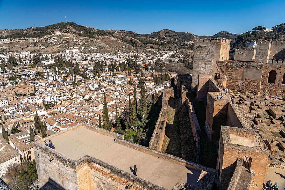Blick von der Burganlage der Alhambra auf das  ehemalige maurische Wohnviertel Albaicín in Granada, Andalusien, Spanien