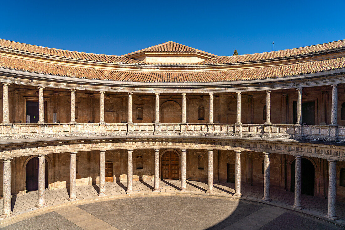 Innenhof des Palast Karls V., Welterbe Alhambra in Granada, Andalusien, Spanien 