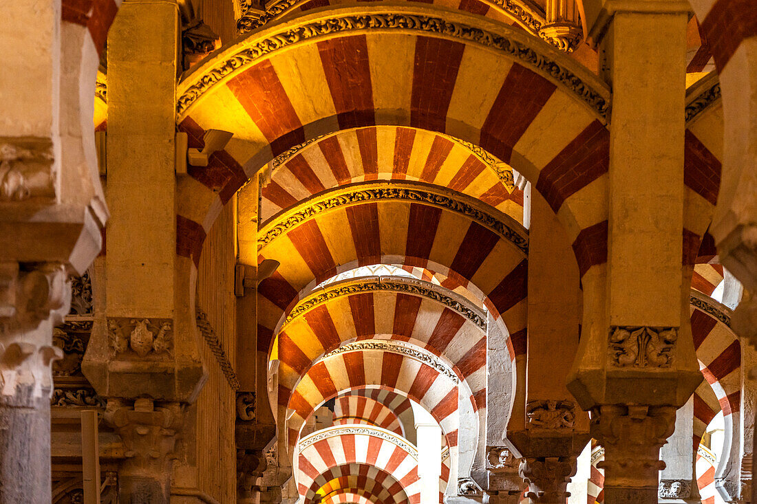 Maurische Säulen und Bögen im Innenraum der Mezquita - Catedral de Córdoba in Cordoba, Andalusien, Spanien 