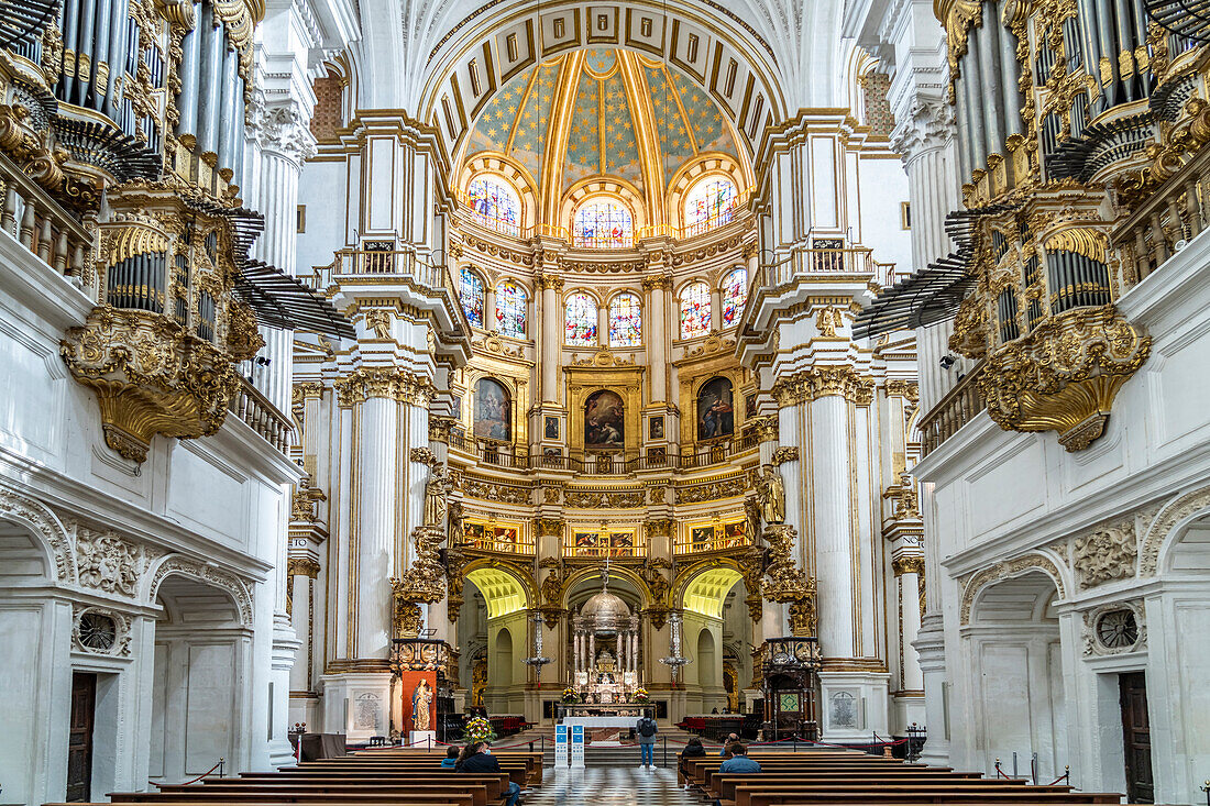 Innenraum der Kathedrale Santa María de la Encarnación in Granada, Andalusien, Spanien