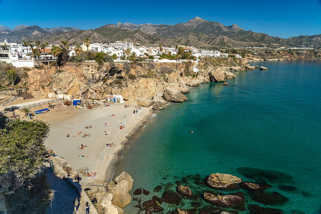 Blick vom Balcón de Europa auf den Strand Playa de la Calahonda in Nerja, Costa del Sol, Andalusien, Spanien 