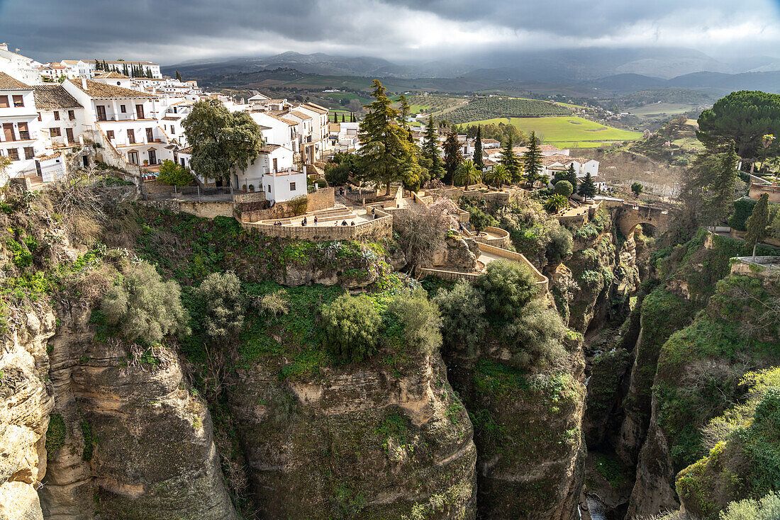 Schlucht Tajo de Ronda und die weissen Häuser der Altstadt La Ciudad, Ronda, Andalusien, Spanien  