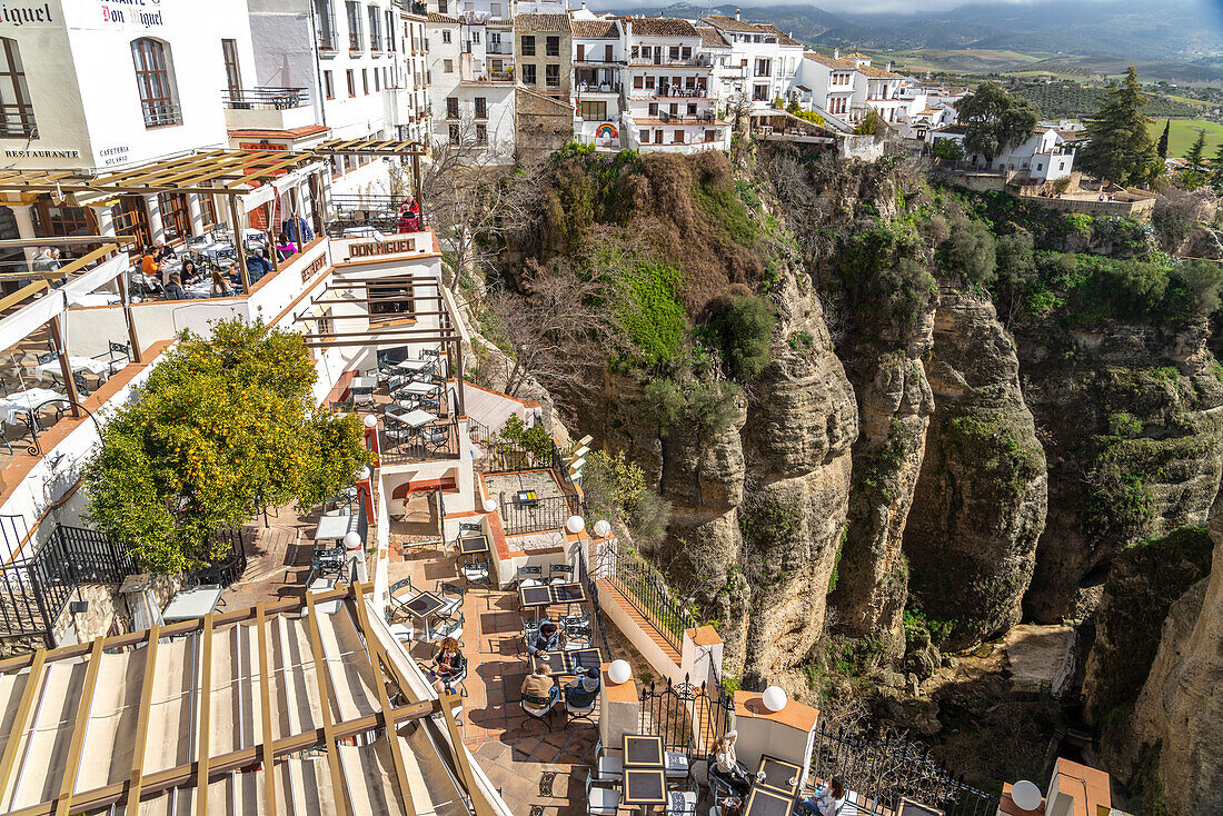 Restaurants hoch über Schlucht Tajo de Ronda und die weissen Häuser der Altstadt La Ciudad, Ronda, Andalusien, Spanien  