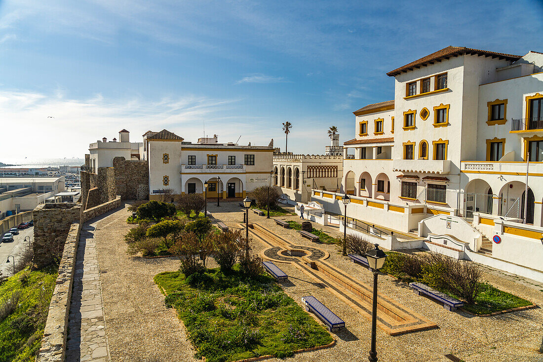 Mirador an der Stadtmauer Muralla de la Almedina Tarifa, Andalusien, Spanien  