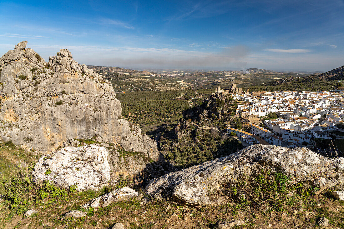 Das weisse Dorf und die maurische Burg, Zuheros, Andalusien, Spanien