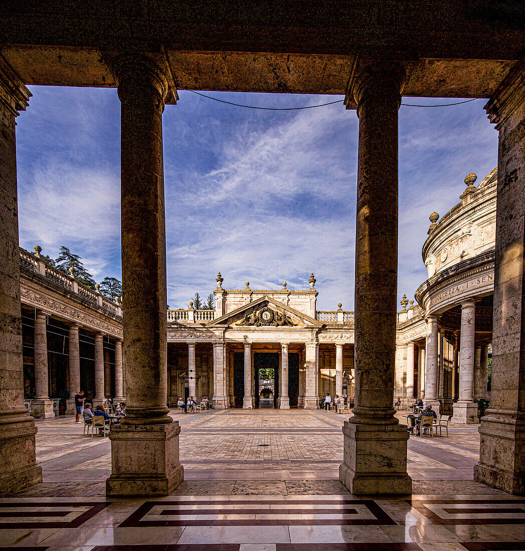 Blick durch die Kolonnaden, Terme Tettuccio, Montecatini Terme, Toskana, Italien