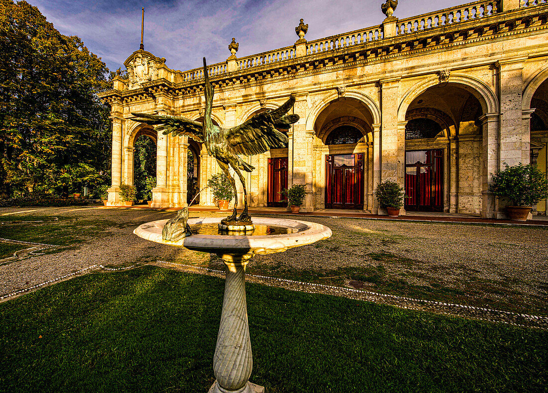 Tierskulptur auf dem Platz vor der Terme Regina, Montecatini Terme, Toskana, Italien