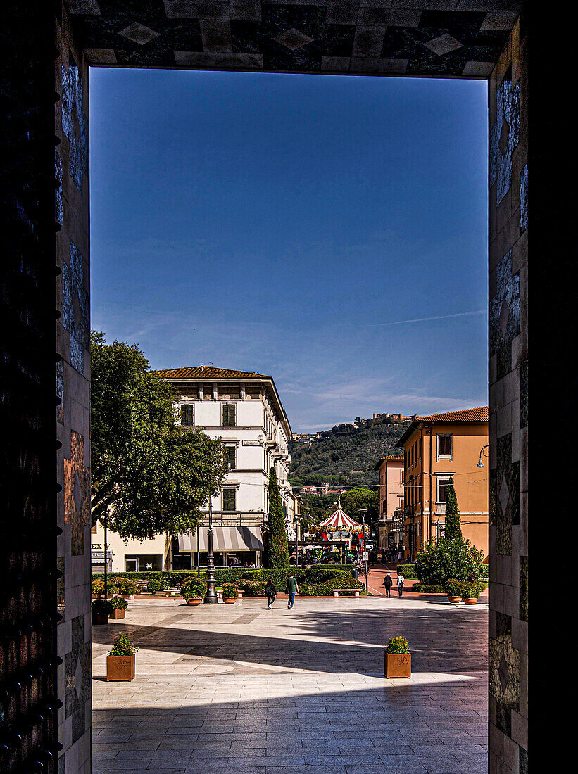 Portal der Kirche Santa Maria Assunta, Piazza del Popolo zur Viale Verdi, Bergdorf Montecatini Alto, Montecatini Terme, Toskana, Italien