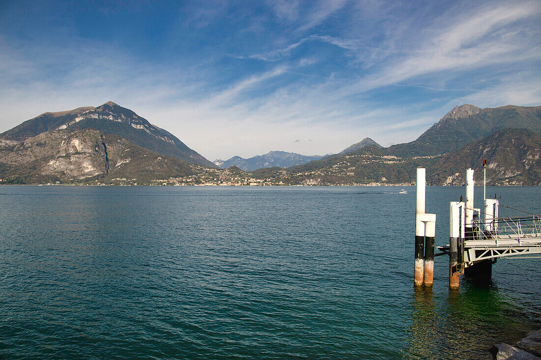 Weite Aussicht auf den Comer See von Varenna, Lecco, Comer See, Lombardei, Italien.