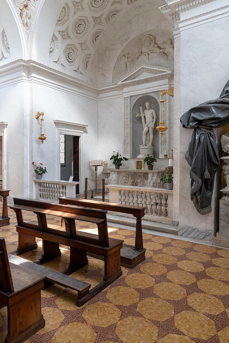 Kleine Kapelle in den Gärten der Villa Melzi, Bellagio, Comer See, Lombardei, Italien