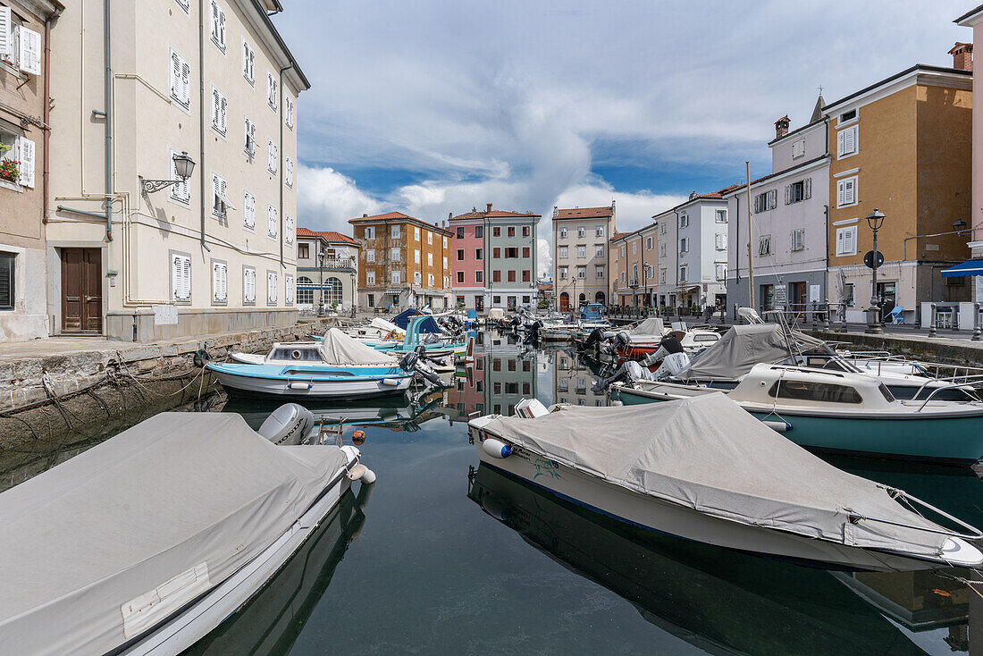 Das kleine Hafenviertel in Muggia, Friaul-Julisch-Venetien, Italien