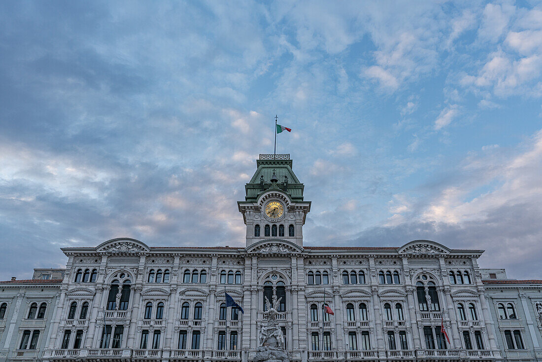 Blick auf das Rathaus am Piazza dell'Unita d'Italia in Triest, Friaul-Julisch-Venetien, Italien.