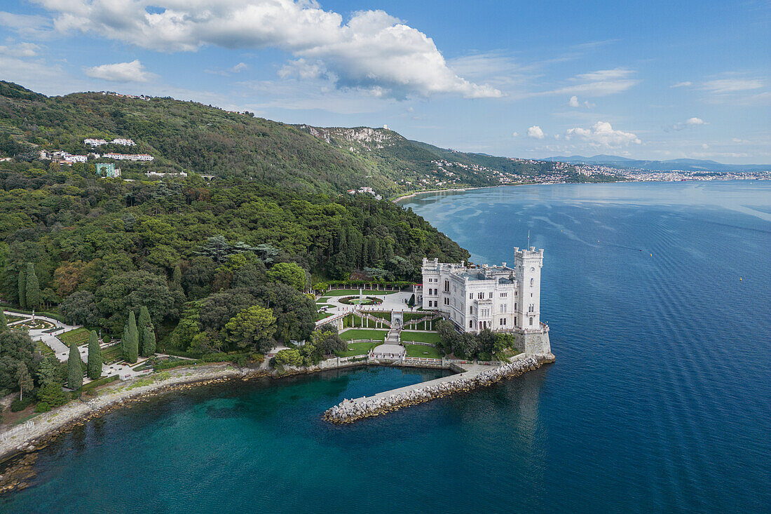 Blick von oben auf das Schloss Miramare und den Golf von Triest, Friaul-Julisch-Venetien, Italien