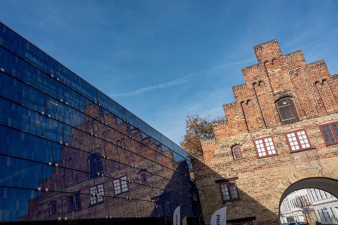 Nordertor, historisches Stadttor, Spiegelung, Flensburg, Ostsee, Schleswig-Holstein, Deutschland