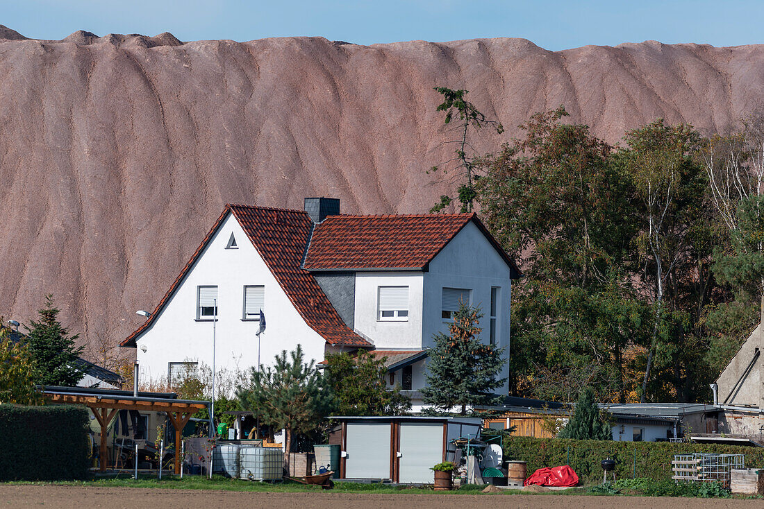 Detached house, behind it the overburden heap of the Zielitz potash plant, K