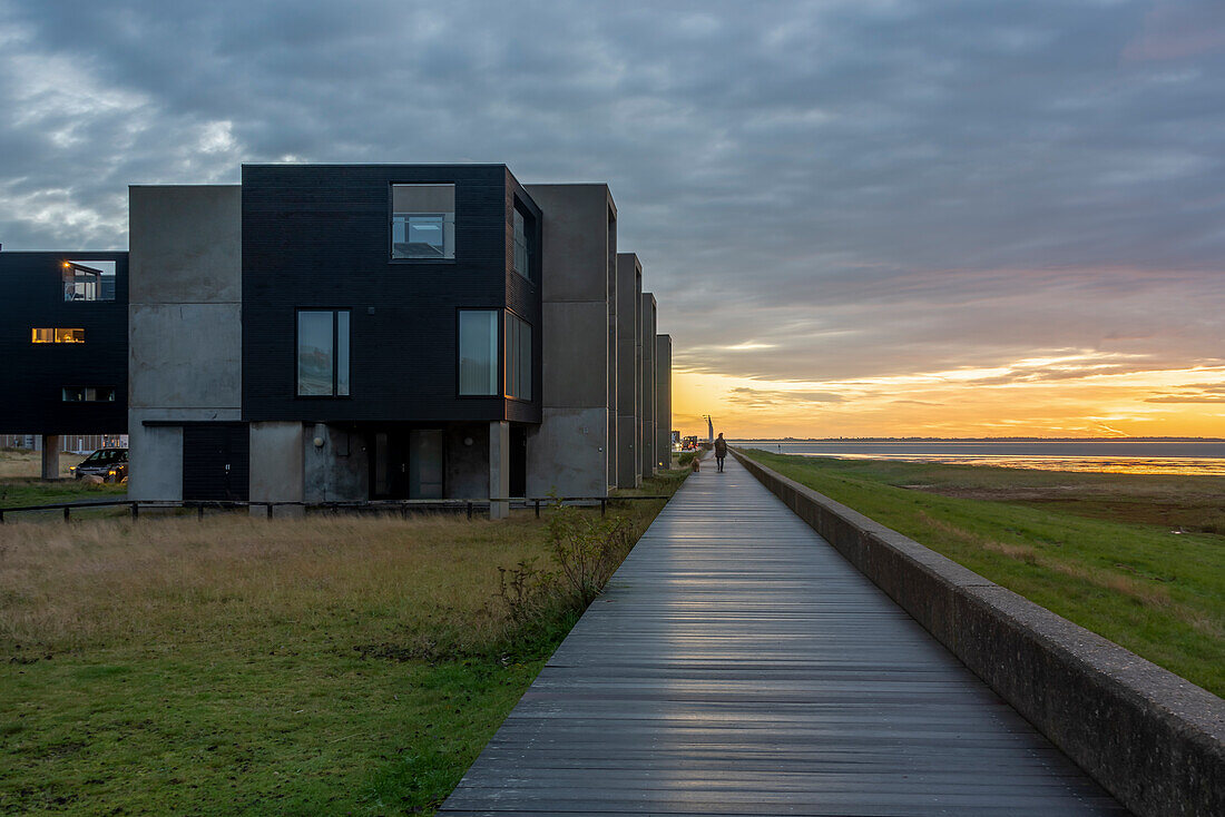 Moderne Wohnhäuser zum Sonnenaufgang, dänische Nordseeinsel Rømø, Havneby, Tønder, Süddänemark, Dänemark