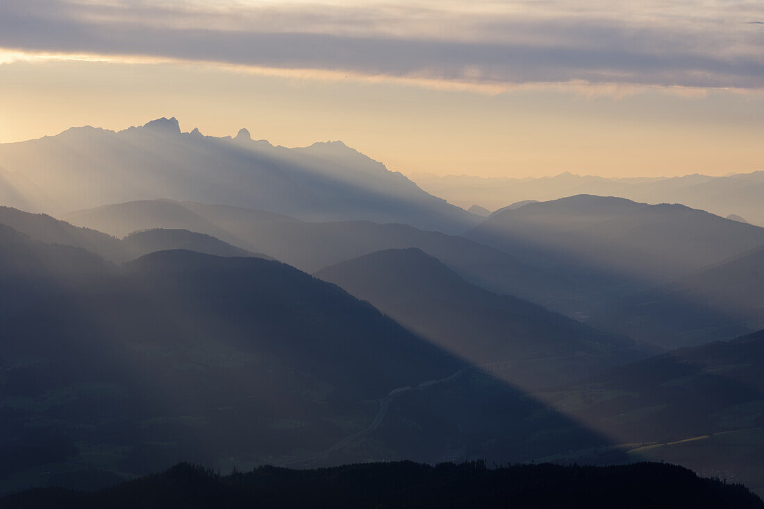 Erste Sonnenstrahlen auf der Tour zum Hochkönig, Salzburger Land, Österreich.