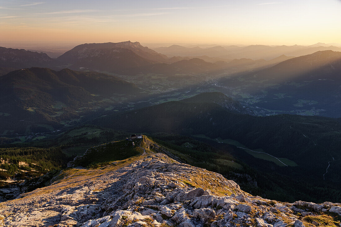 Sonnenaufgang während der Tour zum Watzmann. Unten das Watzmannhaus, Berchtesgaden, Deutschland.