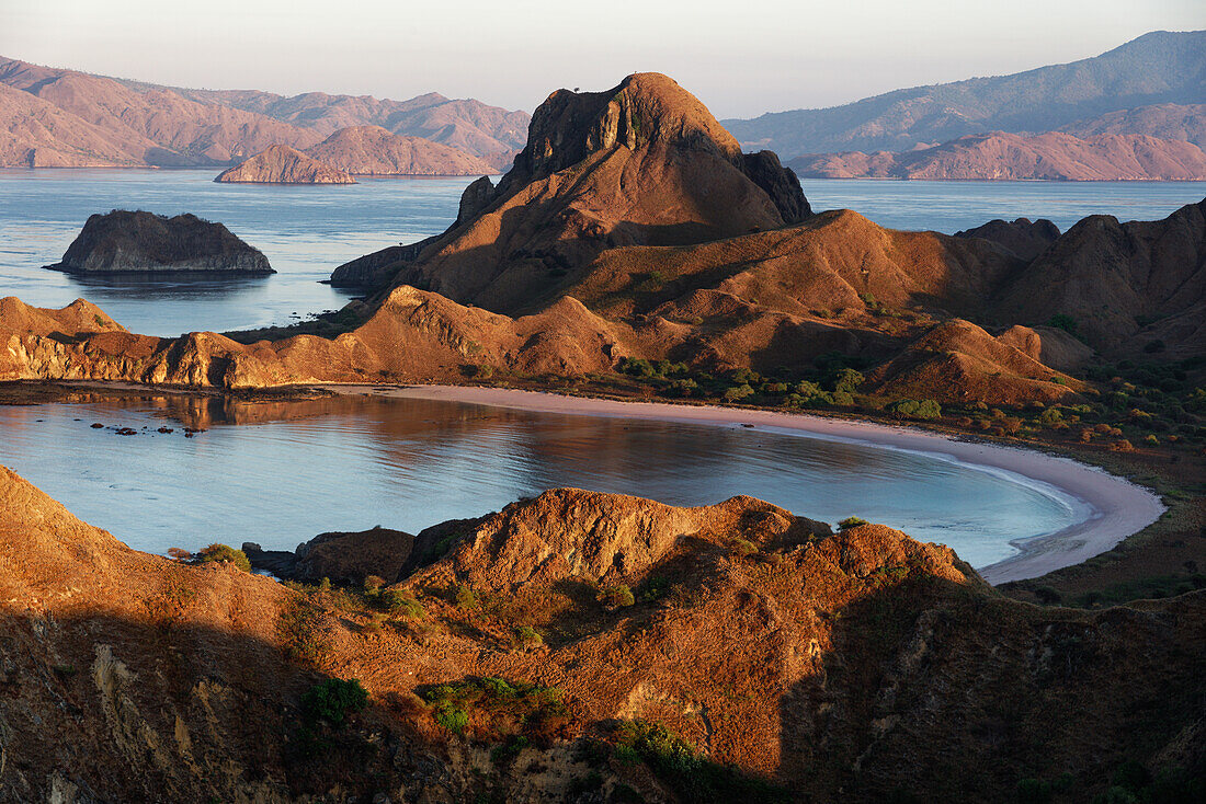 Zu Tagesbeginn auf der Insel Padar im Komodo Nationalpark, Indonesien.