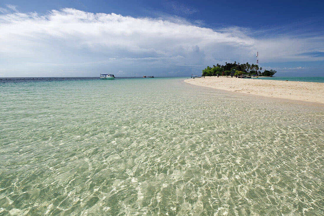 Traumstrand in der Sulawesisee, Semporna, Borneo, Sabah, Malaysia.