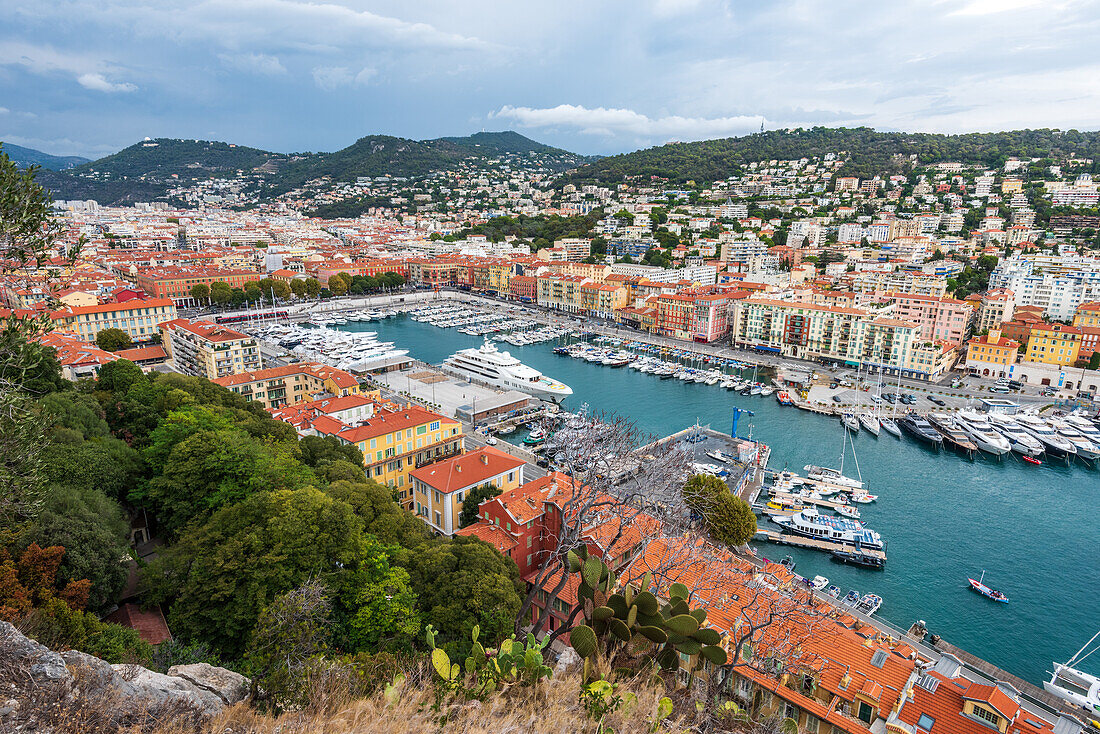 Blick vom Burgberg auf den Hafen von Nizza, Provence, Frankreich