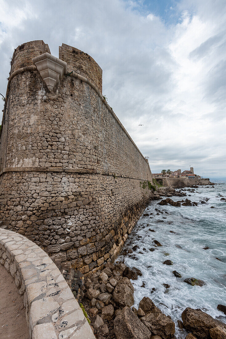 Festungsmauer in der Altstadt von Antibes, Provence, Südfrankreich