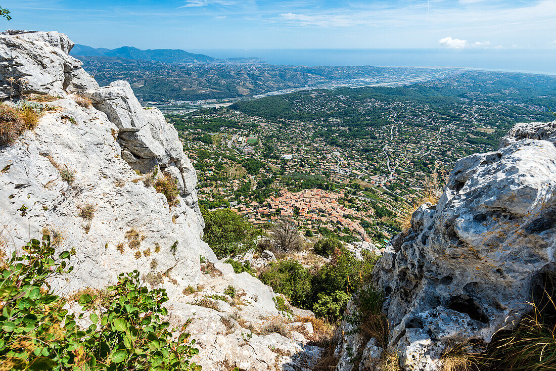 Blick vom Berg Baou de Saint-Jeannet auf das Bergdorf Saint-Jeannet und die Côte d’Azur, Provence, Frankreich
