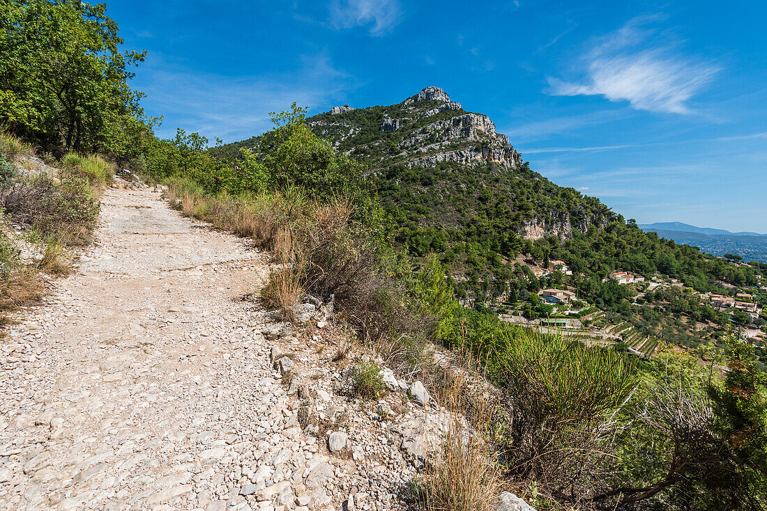 Wanderweg beim Bergdorf Saint-Jeannet in der Provence, Frankreich