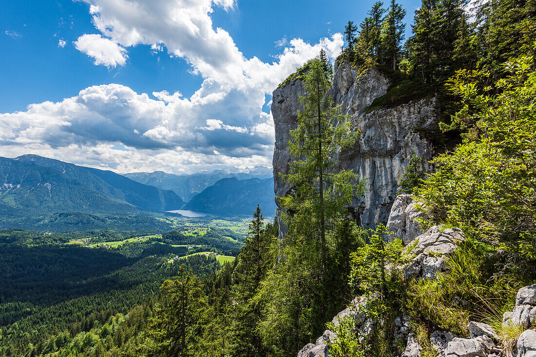 Felswand am Predigtstuhl bei Bad Goisern mit Blick auf den Hallstätter See und das Dachsteinmassiv, Salzkammergut, Oberösterreich, Österreich