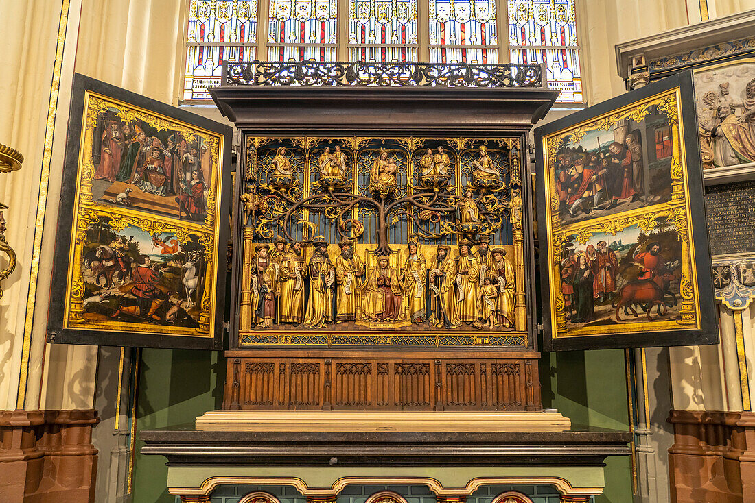 Altar im Innenraum der St.-Salvator-Kathedrale in Brügge, Belgien  