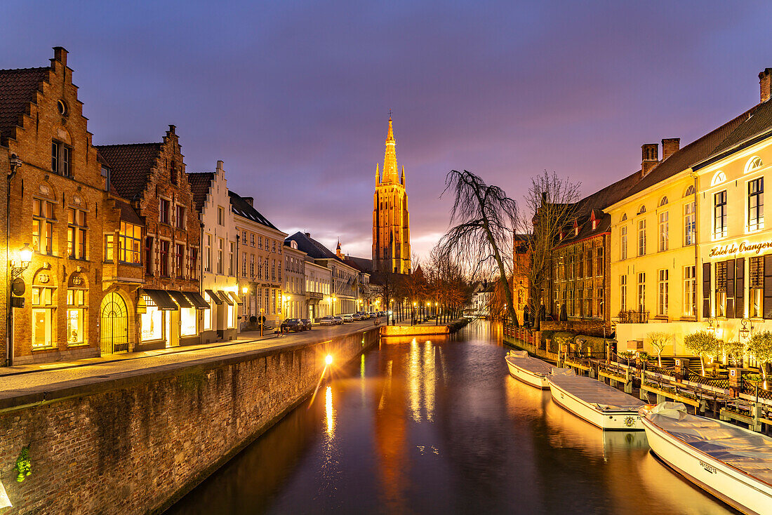 Gracht und Liebfrauenkirche in der Abenddämmerung, Brügge, Belgien, Europa