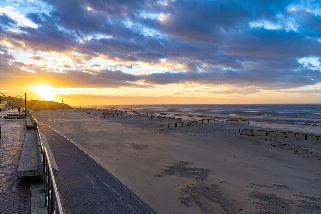 Sonnenuntergang an der Strandpromenade von De Haan, Belgien\n