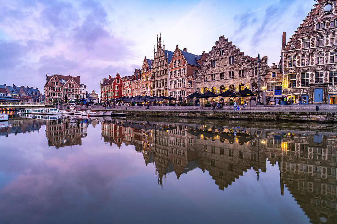 Mittelalterliche Gildehäuser des Graslei Kai am Fluss Leie in der Abenddämmerung, Gent, Belgien