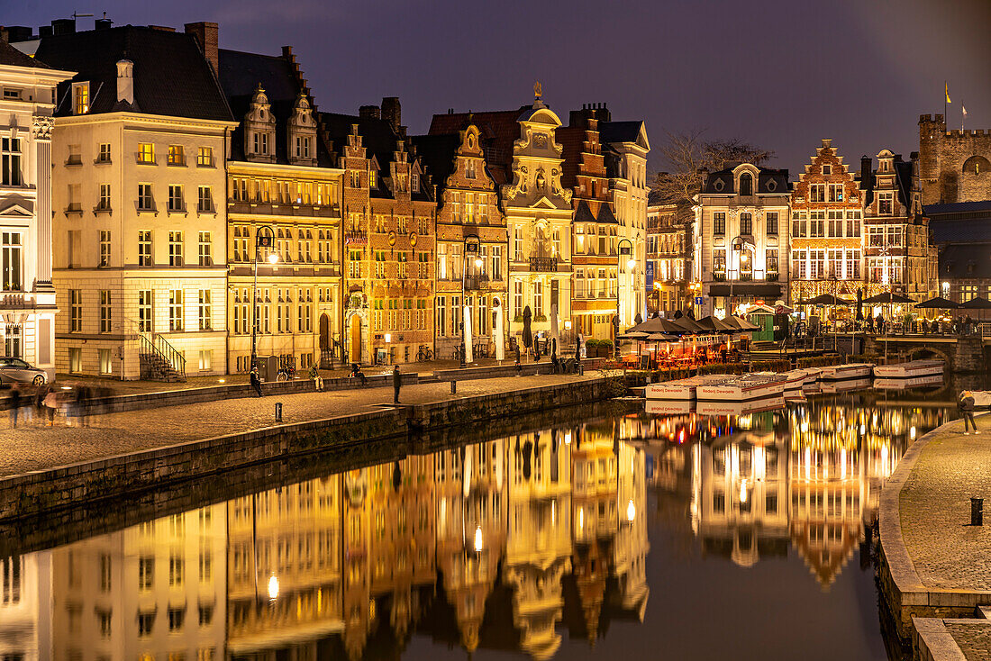 Mittelalterliche Gebäude des Korenlei Kai am Fluss Leie in der Abenddämmerung, Gent, Belgien