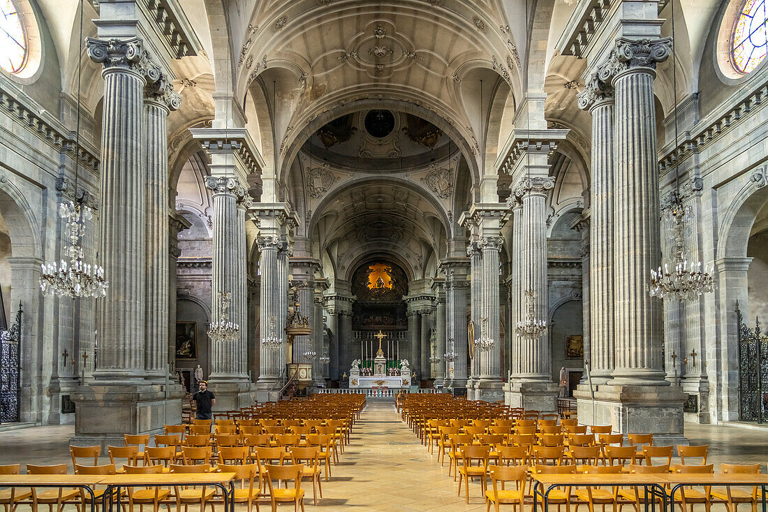 Innenraum der Kirche Sainte-Madeleine in Besancon, Bourgogne-Franche-Comté, Frankreich, Europa