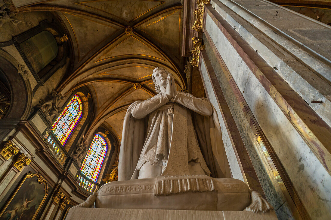 Statue im Innenraum der St.-Johannes-Kathedrale in Besancon, Bourgogne-Franche-Comté, Frankreich, Europa 