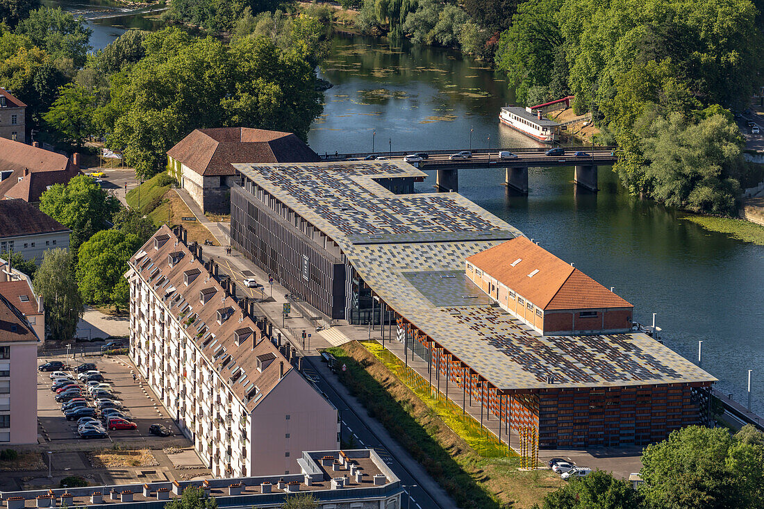 Kulturzentrum Cité des Arts et de la Culture am Fluss Doubs aus der Luft gesehen, Besancon, Bourgogne-Franche-Comté, Frankreich, Europa 
