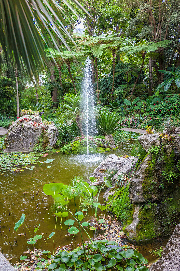 Brunnen im Garten La Mortella in Forio, Insel Ischia, Golf von Neapel, Kampanien, Italien