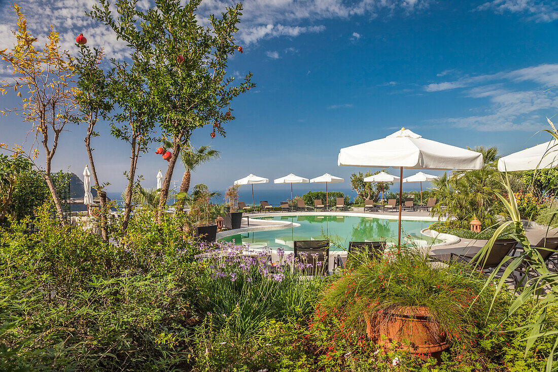 Pool mit Sonnenschirmen in Forio, Insel Ischia, Golf von Neapel, Kampanien, Italien