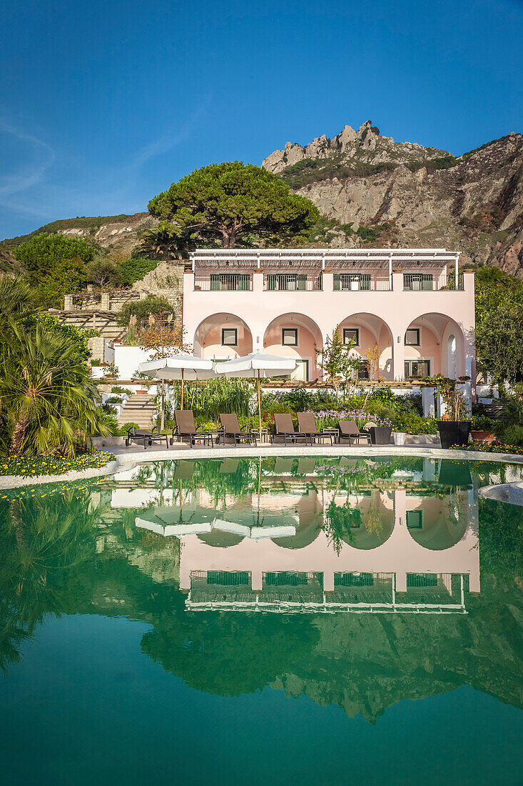 Swimming Pool des Hotels Tenuta Del Poggio Antico in Forio, Insel Ischia, Golf von Neapel, Kampanien, Italien