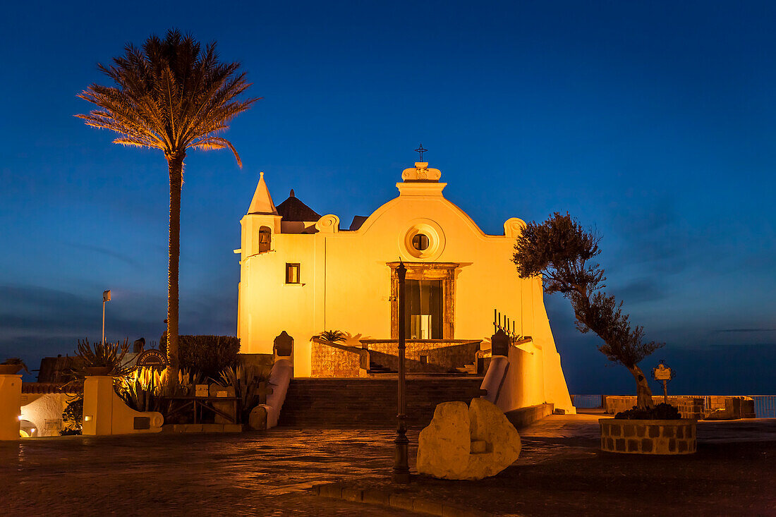 Kirche Santa Maria del Soccorso in Forio zur blauen Stunde, Insel Ischia, Golf von Neapel, Kampanien, Italien