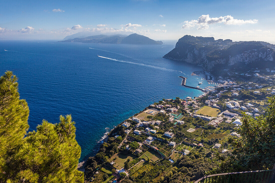 Blick vom Monte Solaro nach Marina Grande, Anacapri, Capri, Golf von Neapel, Kampanien, Italien