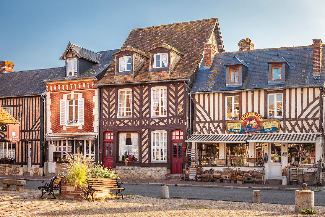 Historische Fachwerk-Häuser in der Altstadt von Beuvron-en-Auge, Calvados, Normandie, Frankreich