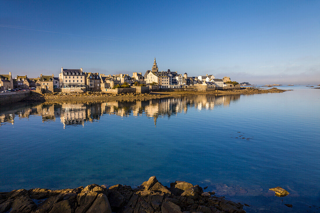 Hafen von Roscoff im Morgenlicht, Côtes-d’Armor, Bretagne, Frankreich