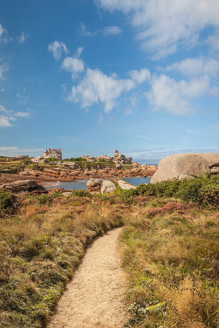 Küstenweg an der Cote de Granit Rose bei Ploumanac'h, Finistère, Bretagne, Frankreich