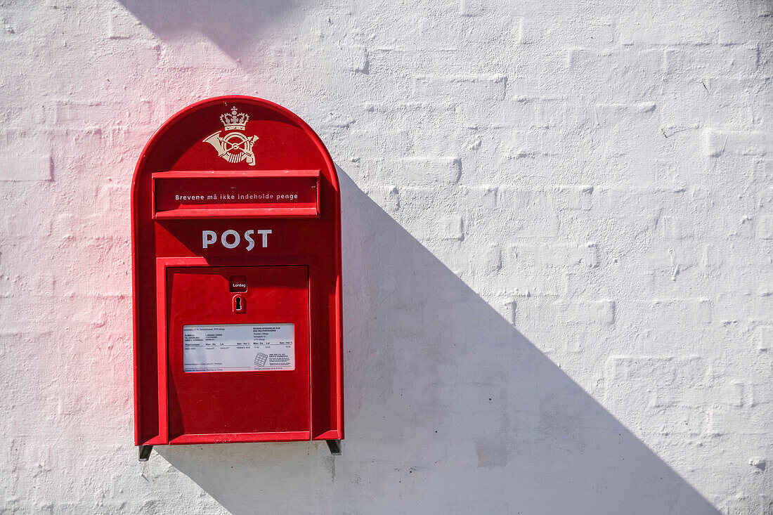 Roter dänischer Briefkasten bei der Ruine der Festung Hammershus auf Bornholm, Dänemark