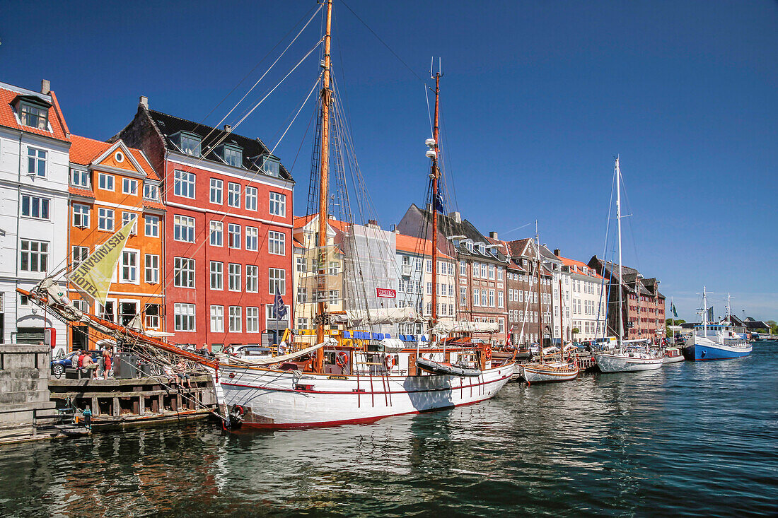 Alte Schiffe und bunte Häuser in Nyhavn in Kopenhagen, Dänemark