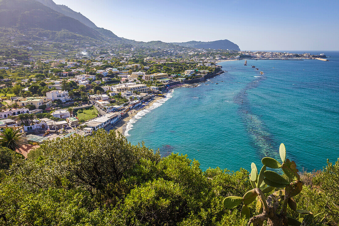 Blick auf den Strand von San Francesco, Insel Ischia, Golf von Neapel, Kampanien, Italien