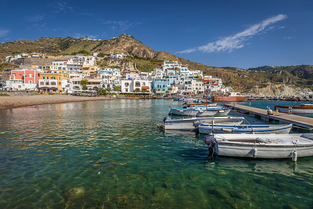 Hafen von Sant Angelo, Insel Ischia, Golf von Neapel, Kampanien, Italien