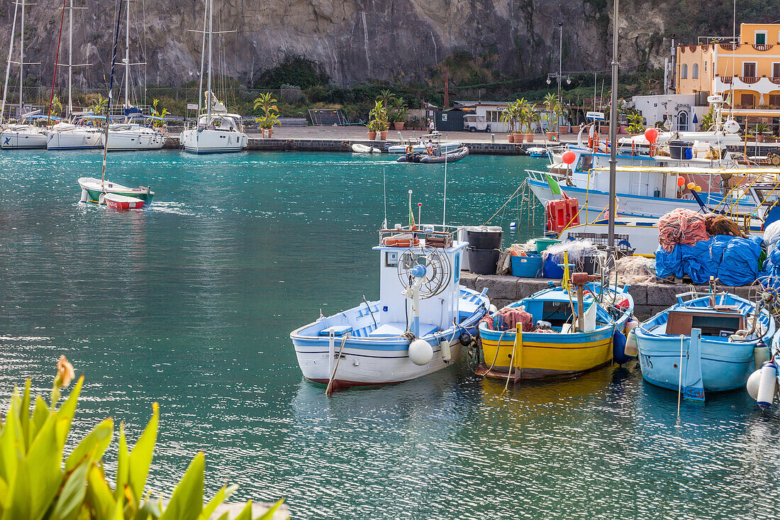 Fischerboote im Hafen von Sant Angelo, Insel Ischia, Golf von Neapel, Kampanien, Italien